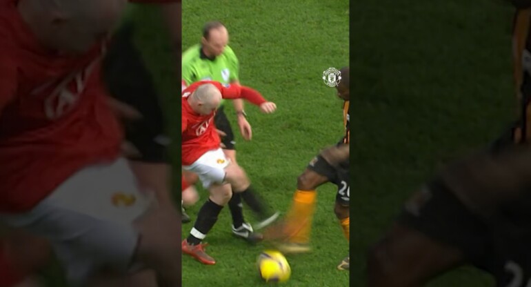 Wayne Rooney & A Drop Ball… 🫣😅