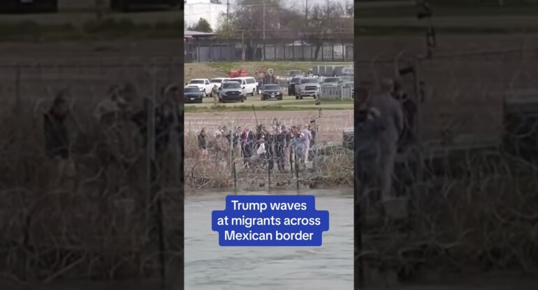 Trump waves at migrants across Mexican border 👋