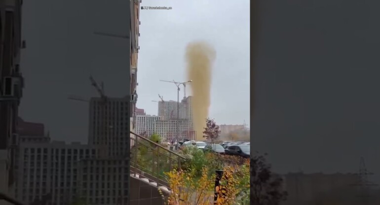 Sewage 'fountain' explodes in Moscow