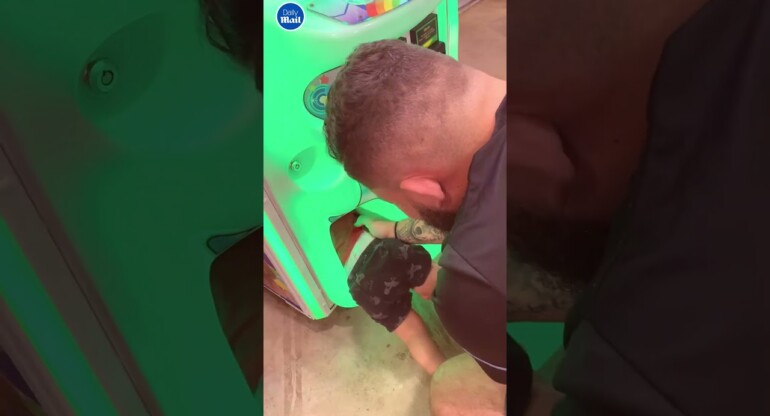 2-year-old gets stuck in a claw machine 🤣