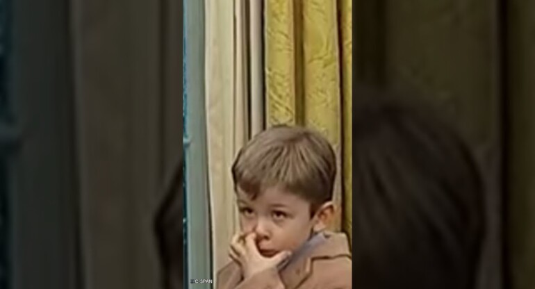 Elon Musk's son is caught picking his nose in Oval Office 🤣